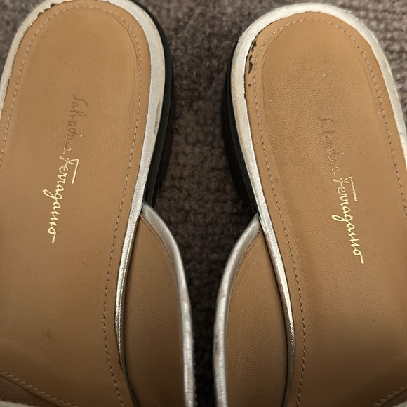 Salvatore Ferragamo Women's Silver Leather Flat Slides Shoe SZ 9 - Picture 5 of 7